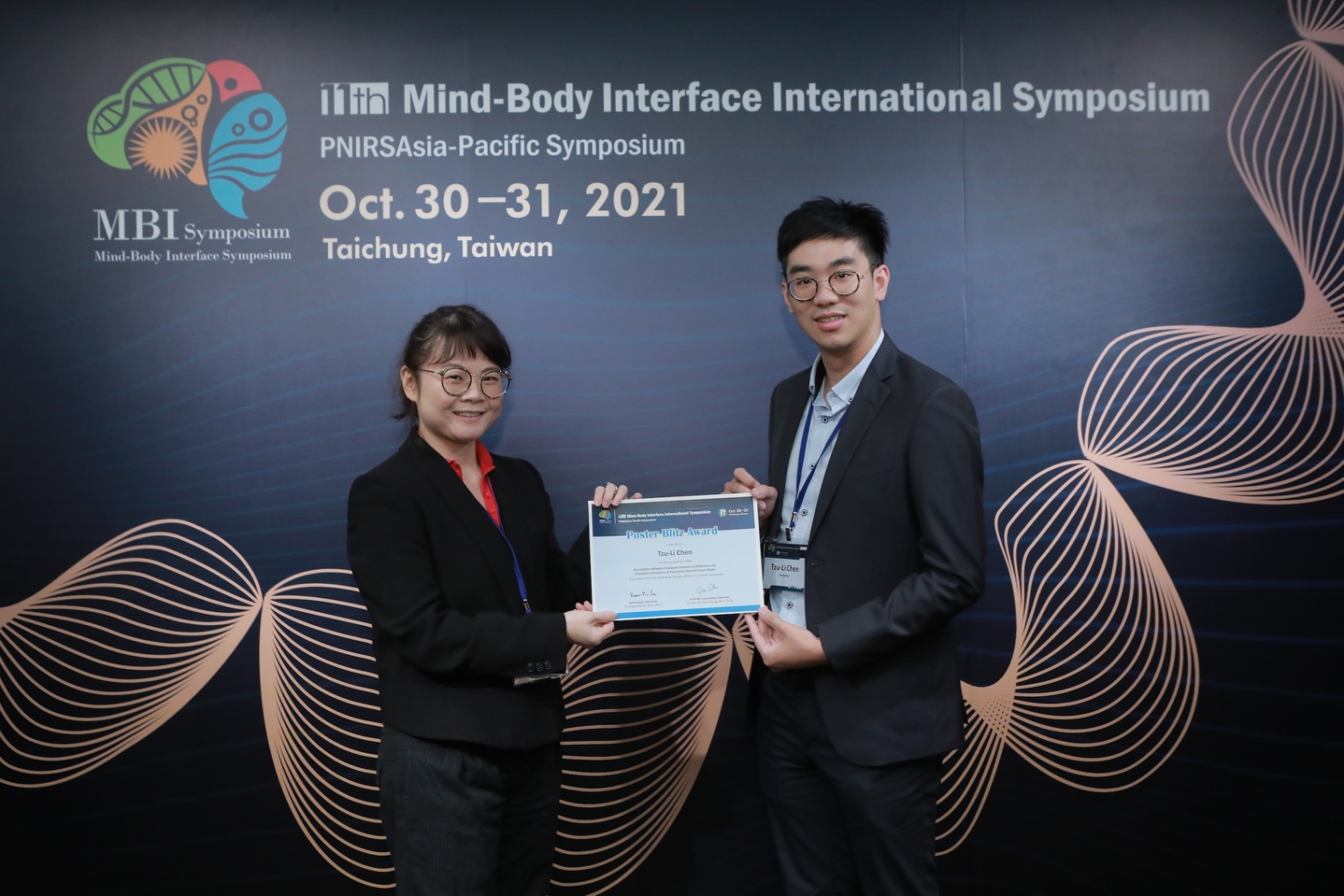 
	陳子力同學（右）於第十一屆身心介面國際研討會中獲得學術壁報獎
