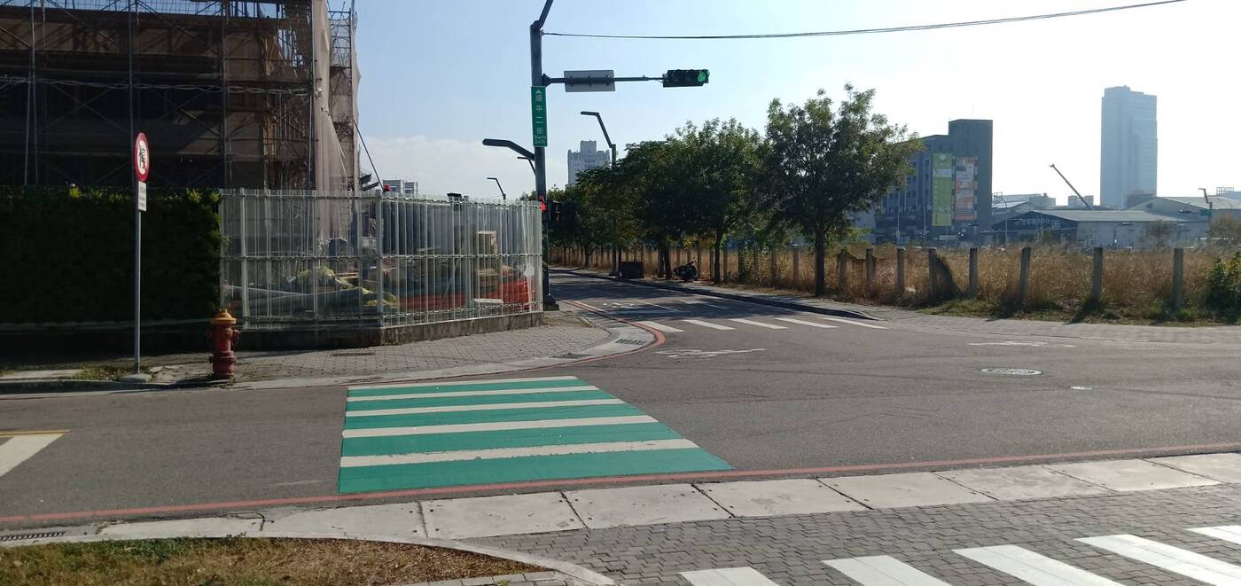 
	校園周遭路口綠色斑馬線已繪製完成
