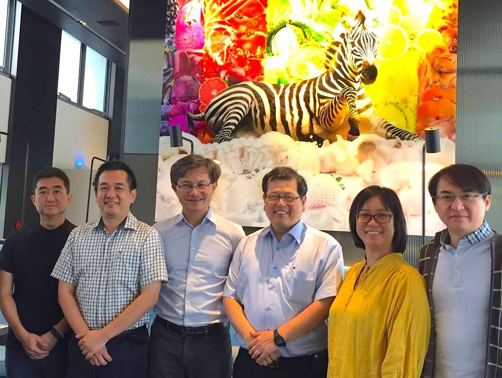 
	MBI-Lab研究中心主持人與合作學者 左起：陳君明博士、杜政昊博士、蘇冠賓教授、沈立言教授、李金鈴副教授、林邦彥主任。
