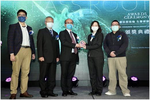 
	台灣百靈佳殷格翰總經理頒獎給中醫大研究團隊。
