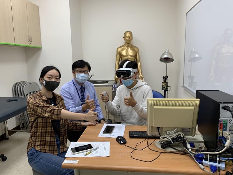 
	顏宏融院長指導VR虛擬實境中醫英文教學
