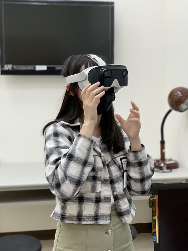 
	學生體驗VR虛擬實境中醫英文教學
