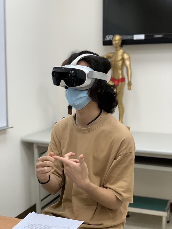 
	學生體驗VR虛擬實境中醫英文教學2
