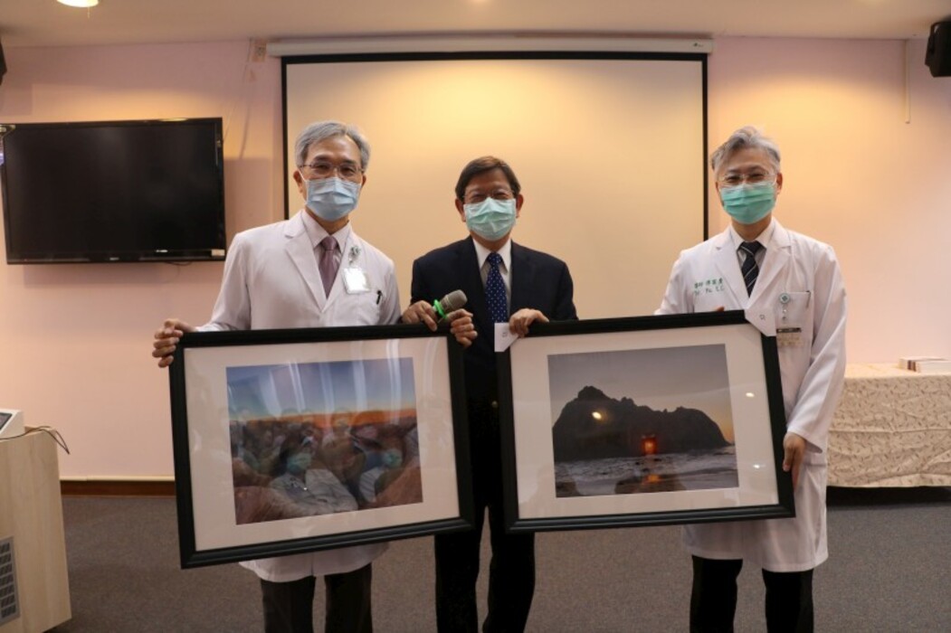 
	陳偉德教授致贈兩幅攝影作品給台中榮民總醫院
