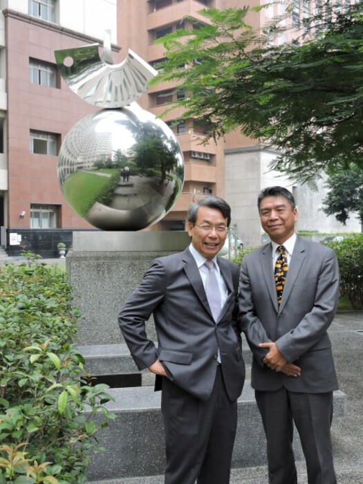 
	本校前校長李文華院士（左）與蔡輔仁副校長帶領科研究水準躍升。
