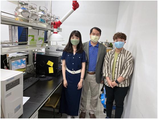 
	鄭婕安同學(左一)與指導教授張大元及實驗室成員慶廷君同學於實驗室內合影
