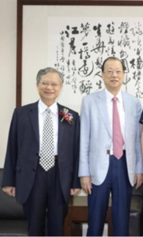 
	蔡長海董事長和林昭庚講座教授都是中國醫藥大學傑出校友
