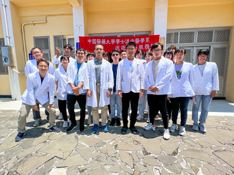 
	中醫醫療志工服務隊在望安西安活動中心前合照
