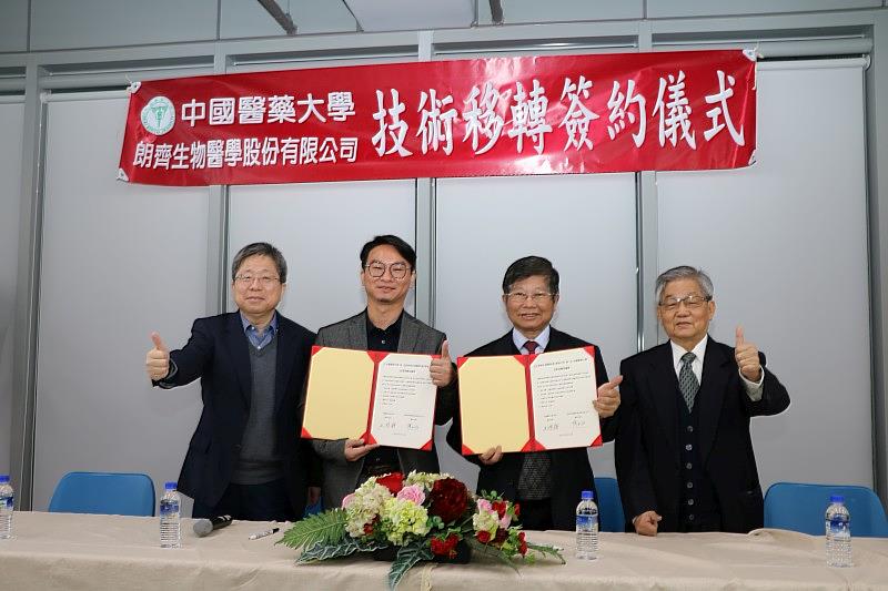 
	王陸海副校長（右二）代表與陳丘泓董事長（左二）簽約，郭盛助講座教授（右）、莊曜宇產學長（左）
