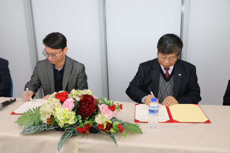
	王陸海副校長代表中醫大技術團隊與朗齊生物醫學公司陳丘泓董事長技術授權簽約
