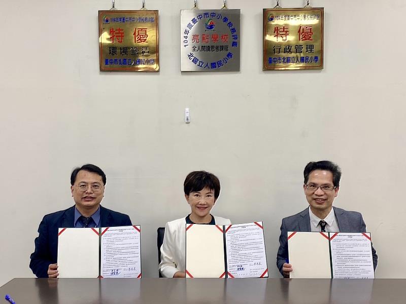 
	周立偉主任、李秀美校長、陳賢德主任簽約後合影 (由左至右）
