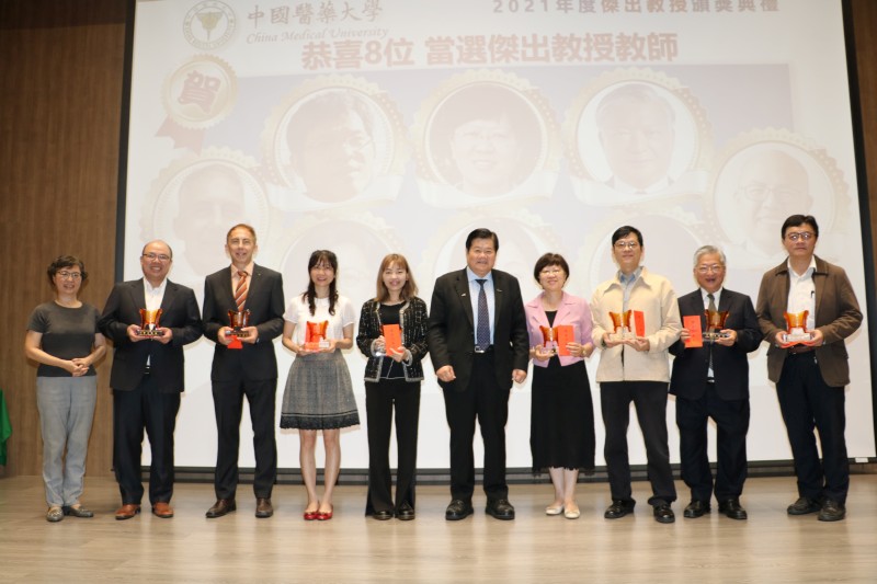 
	洪明奇校長（中）頒獎表揚2021年度榮獲「傑出教授」八位得獎人。
