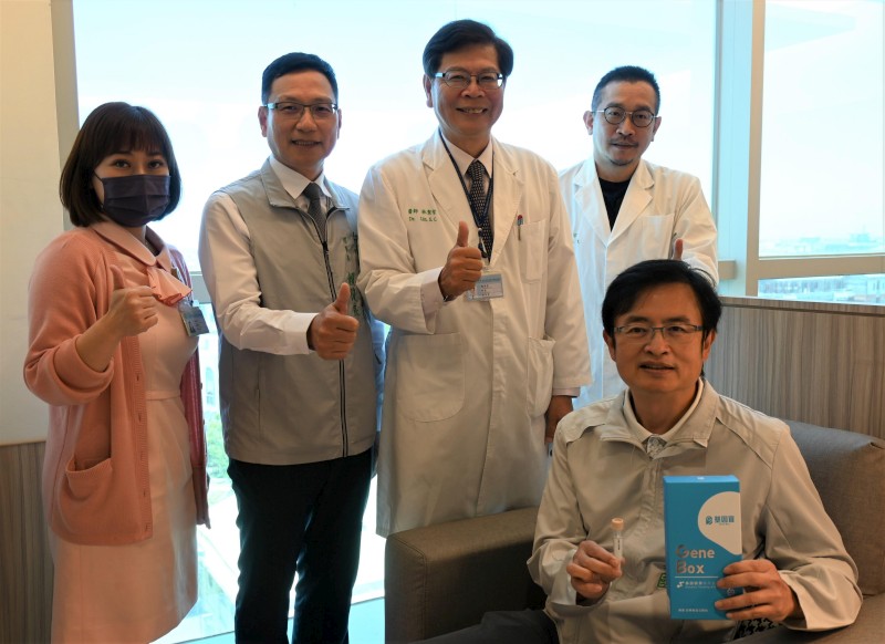 
	台南市醫師公會理事長陳相國（前排右）進行「基因寶」採檢示範

