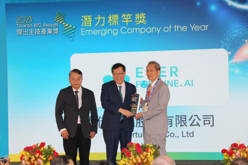 
	長佳智能公司榮獲「潛力標竿獎」由董事長陳明豐代表領獎-
