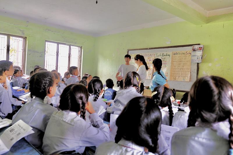 
	中醫大海外志工在尼泊爾校園進行口腔衛生衛教宣導.
