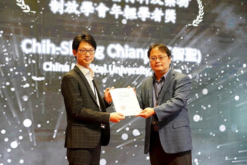 
	江智聖助理教授接受中華民國生醫材料及藥物制放學會理事長賴瑞陽特聘教授頒獎。
