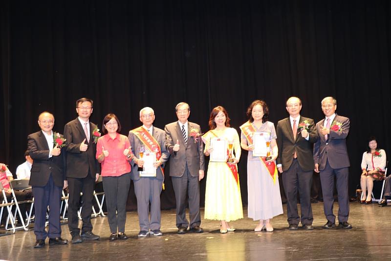 
	黃榮村院長偕全國私教協會唐彥博理事長與榮獲「弘道獎」得獎教師合影。
