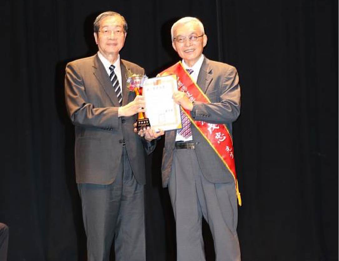 「醫本初心、滿腔教育熱忱～中國醫藥大學醫學院沈戊忠講座教授榮獲今年全國最高榮譽傑出教師「弘道獎」表揚，足為杏壇楷模」新聞封面圖